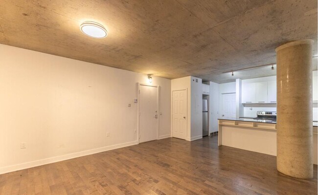 Building Photo - 1414 Rue Chomedey