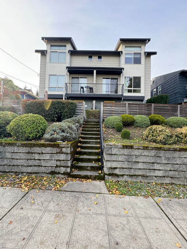 Building Photo - Charming Townhome in Magnolia
