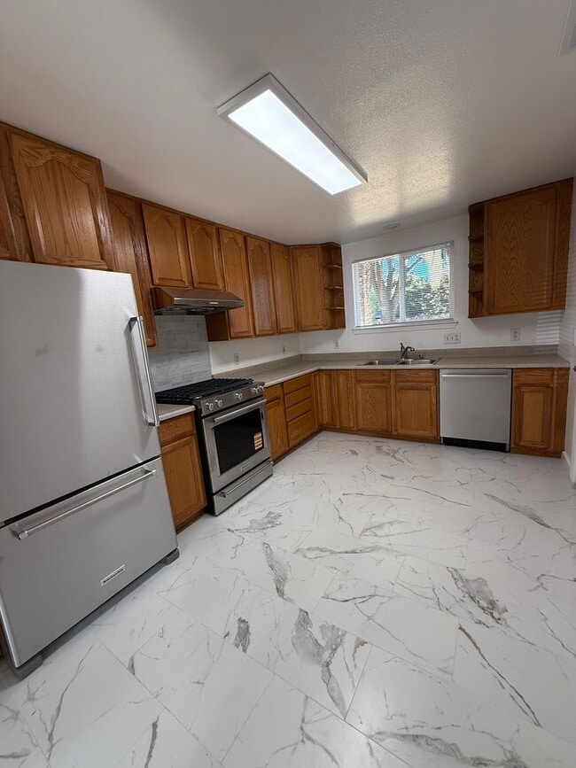 Building Photo - Updated Redwood City Home! New Bath, Fresh...