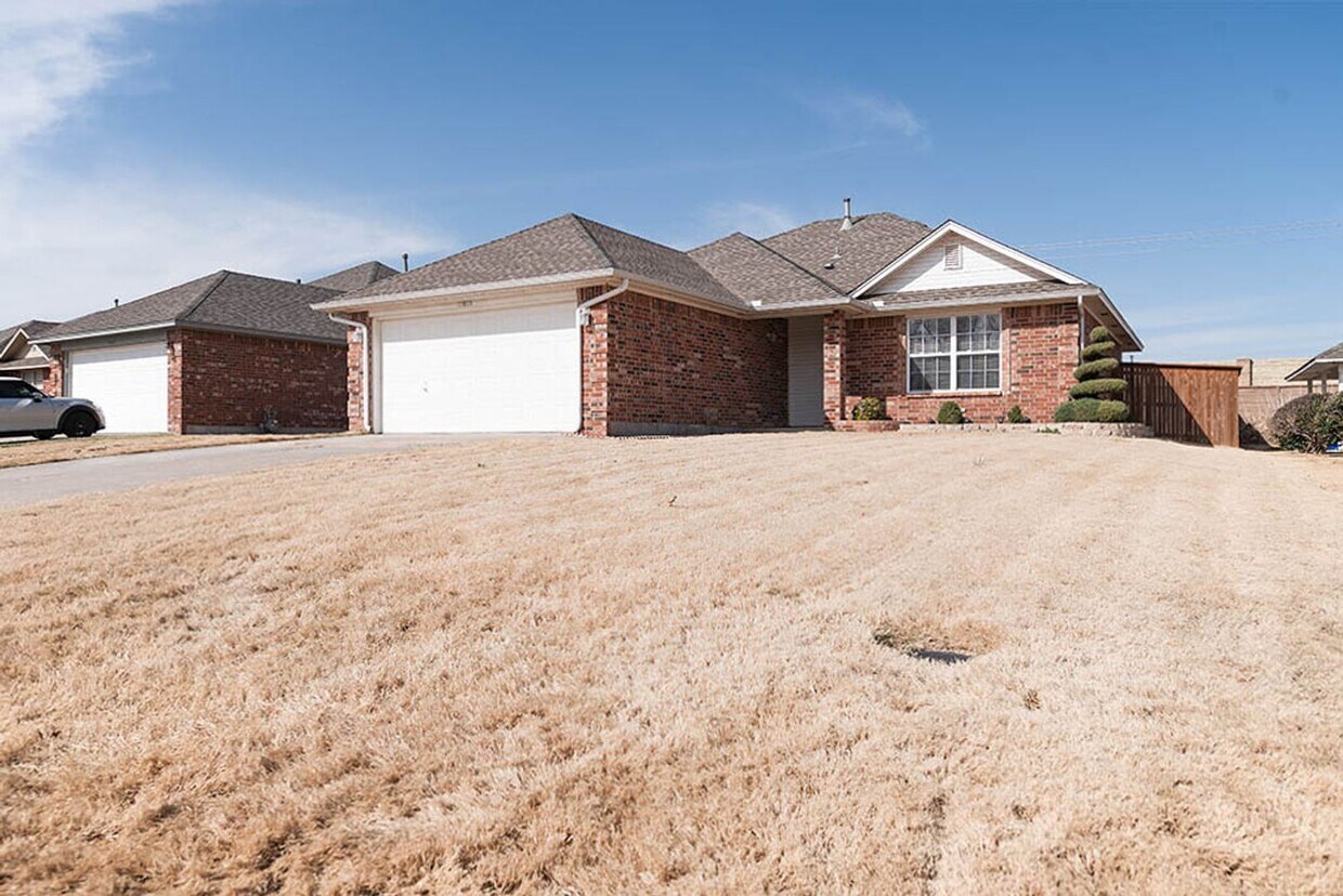 3 Bed 2 Bath Next to I40 in Yukon! House Rental in Yukon, OK