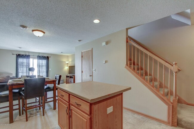 Building Photo - 566 Pointe Ct SW