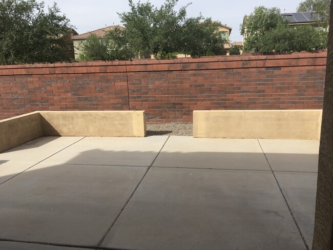 Building Photo - 3 Bed 2.5 New Carpets and Paint!