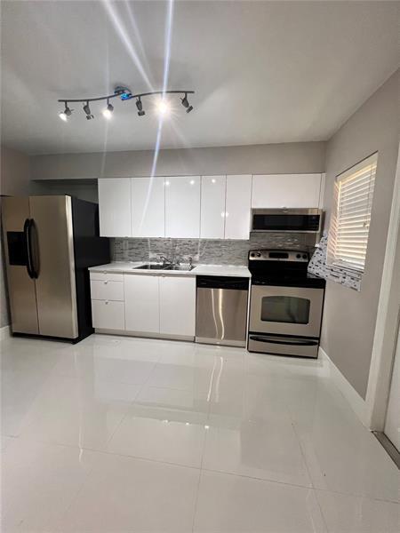 Building Photo - 5655 NE 5th Ter