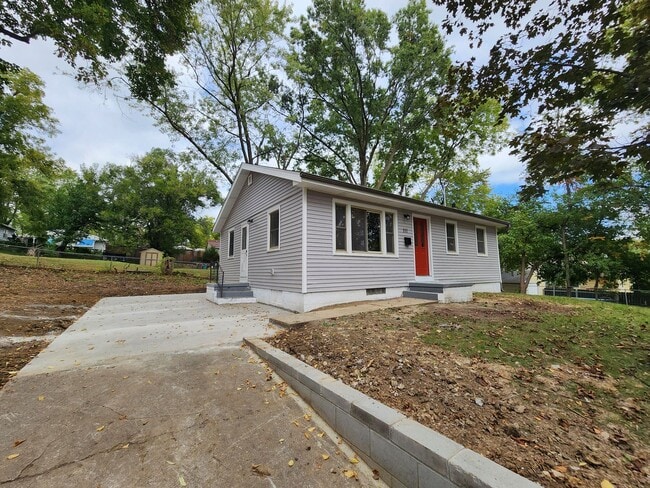 Building Photo - Spacious 2 Bedroom Ranch Home