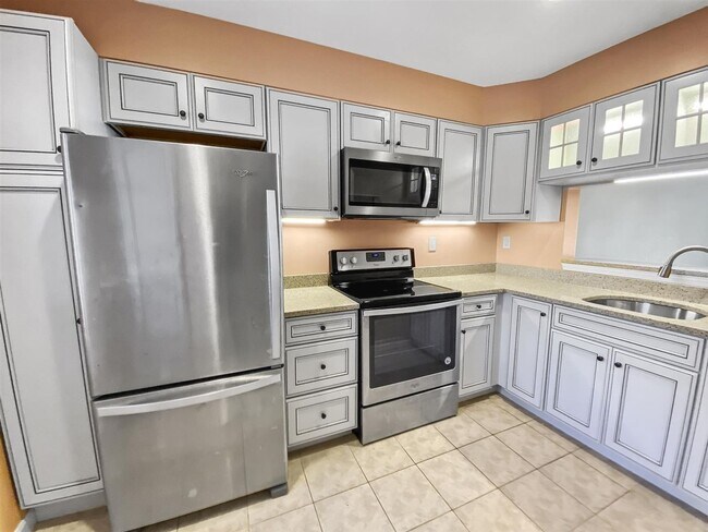 Foto del edificio - Beautiful Two Bedroom Condo