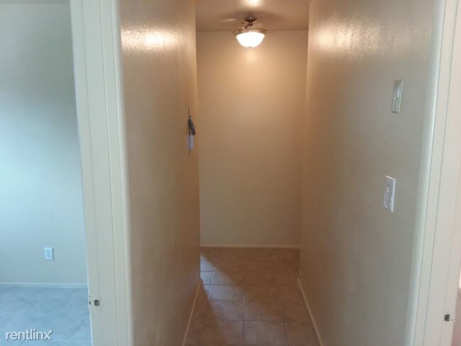 Building Photo - 4 br, 2 bath House - 2533 E. Holland Ave.