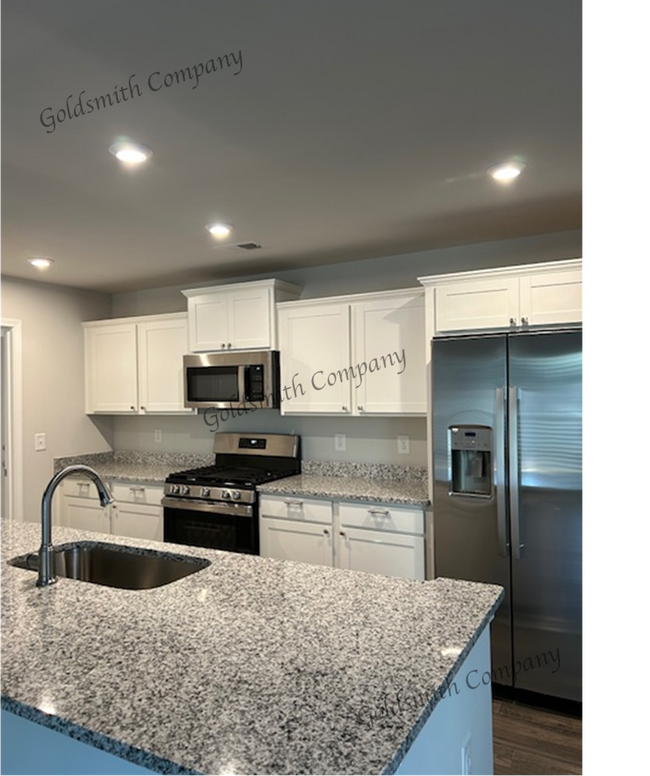 Building Photo - "Spacious 4-Bed Townhouse in Greenville wi...