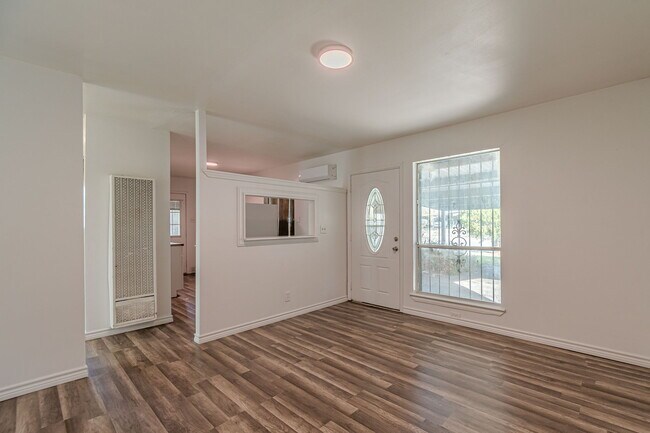 Foto del edificio - 6142 Lawn Valley Dr