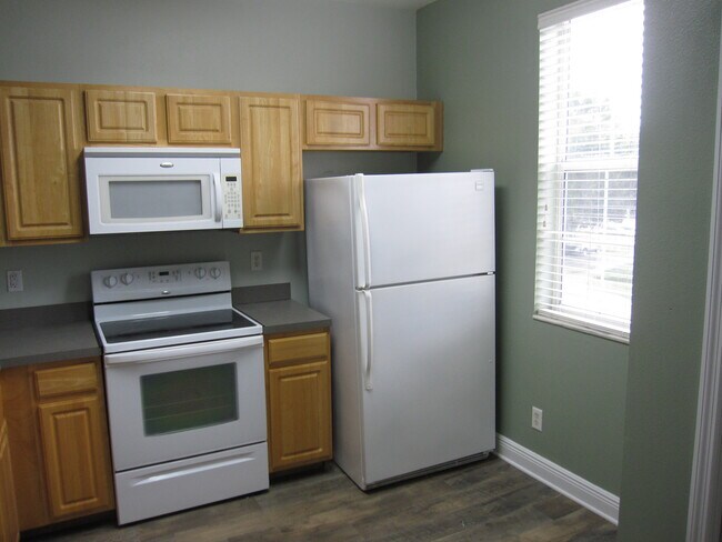 Gran luz natural en la cocina - 6144 Abbott Station Drive