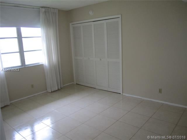 Building Photo - 2601 S Palm Aire Dr