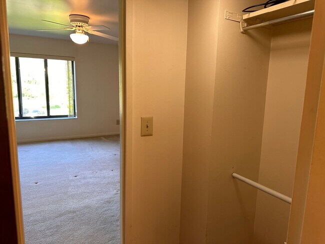 Building Photo - Spacious 2 bedroom 2 bath Security