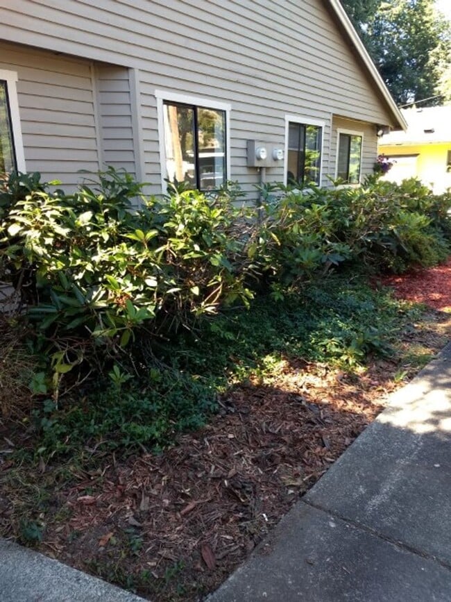 Building Photo - 285 SE Croston Ln