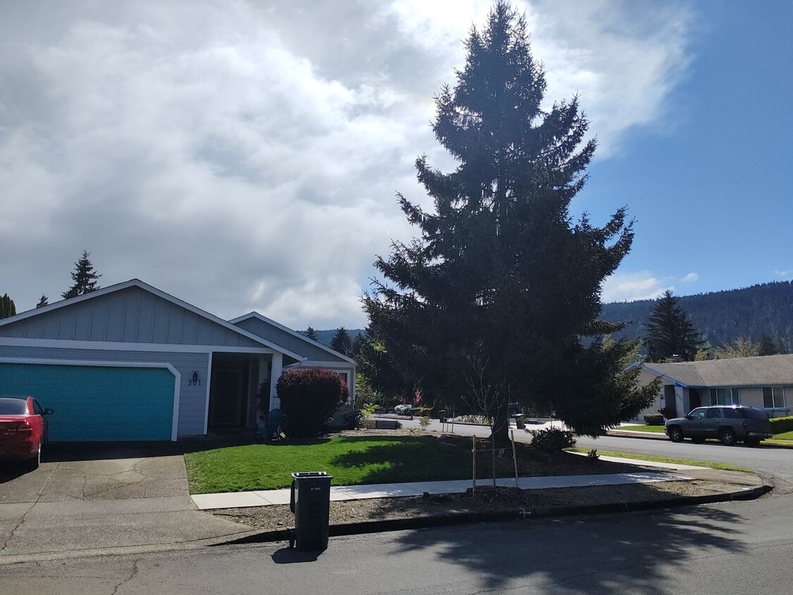 Building Photo - Beautiful Home With A Fenced Backyard