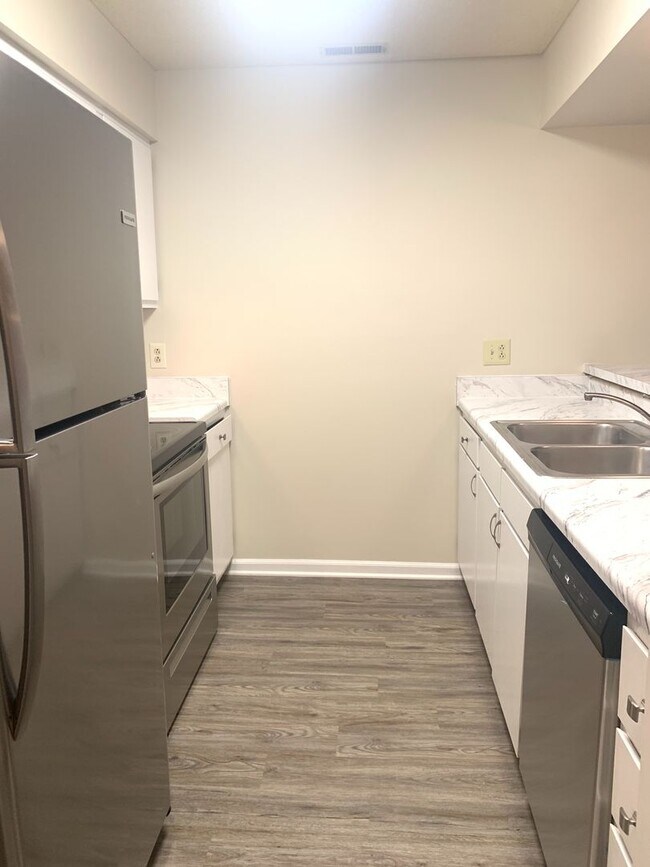 Foto del edificio - 720-C Powell Drive ~ 3 bedroom townhome just a short distance from the NC State Fairgrounds