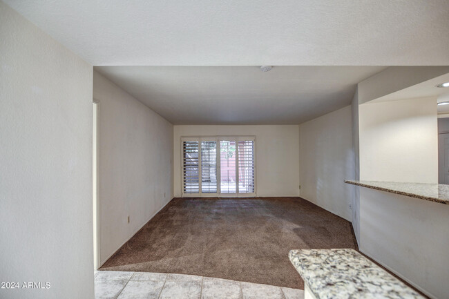 Foto del edificio - 4303 E Cactus Rd