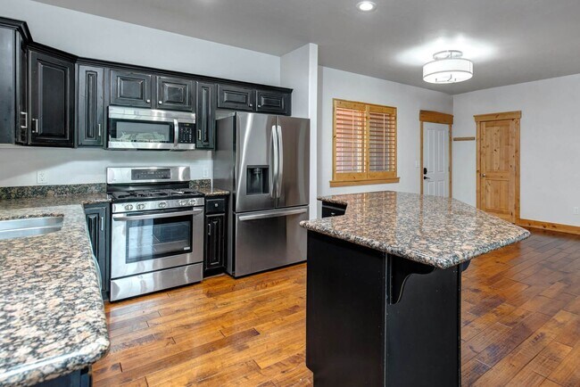 Foto del edificio - Unfurnished Condo Retreat with Modern Comf...