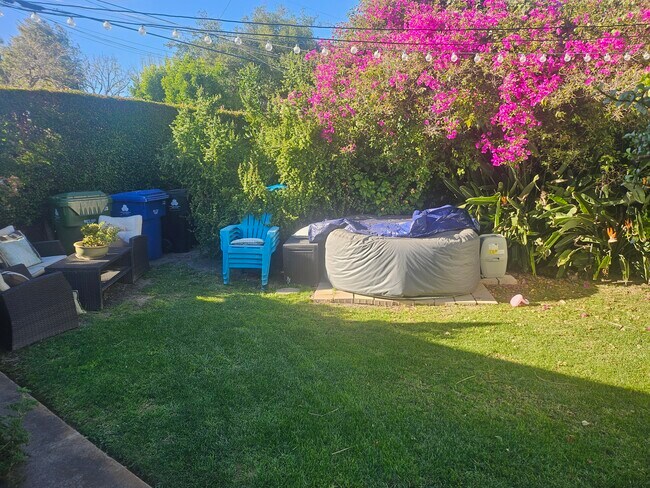 Foto del edificio - 1499 Stearns Dr