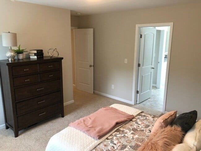 Building Photo - 4 Bedroom Single Family Home
