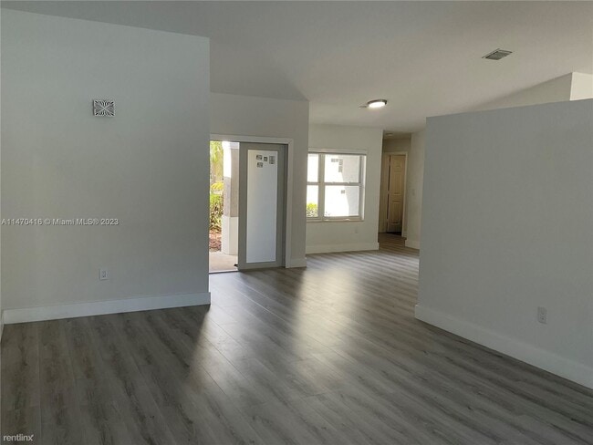 Building Photo - 3 br, 2 bath House - 425 SW 198th Ter # 425