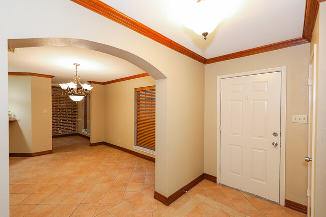 Building Photo - 601 St James Dr