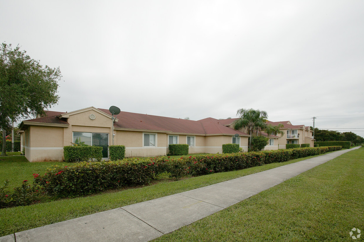 Vista de frente - Royal Palm Gardens