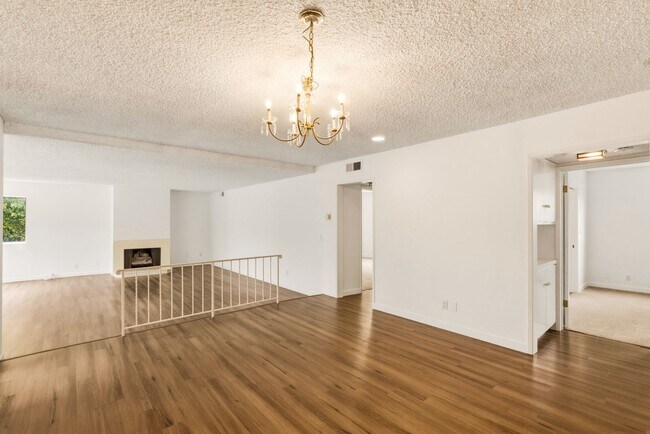 Foto del edificio - HUGE 2 bed 2 bath in Prime Santa Monica!