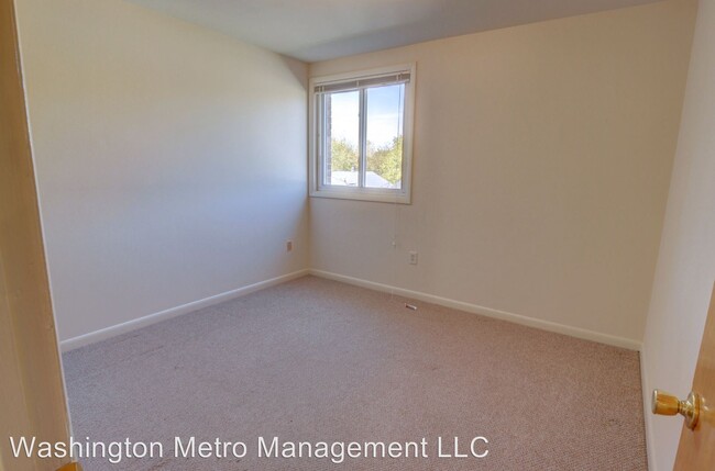 Building Photo - 2210 Kent Village Dr