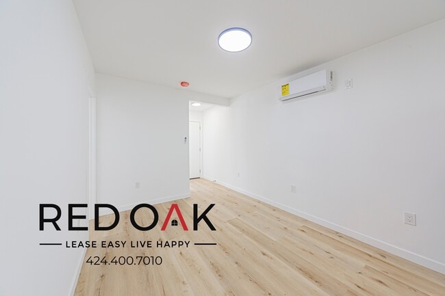 Foto del edificio - 211 1/2 W 47th St