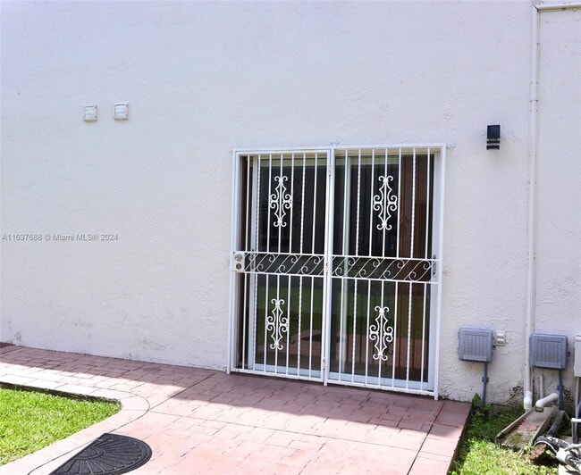Foto del edificio - 1100 SW 104th Ct