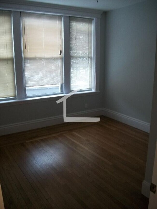 Foto del edificio - Modern Big Bed with Laundry in Unit near BU!  Perfect Location! Ht + HW Inc
