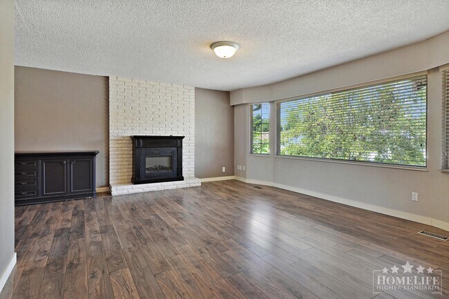 Building Photo - Charming 3 Bed + Den, 3 Bath House for Ren...