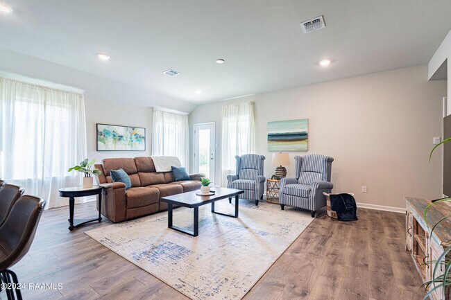 Building Photo - 407 Broussard Hl Dr