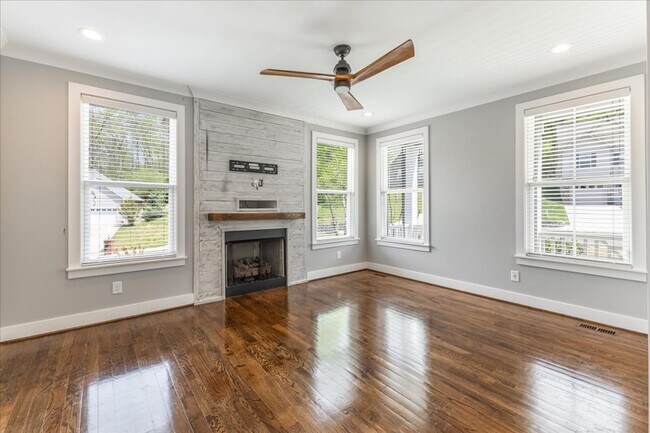 Foto del edificio - *1/2 OFF 1ST FULL MONTHS RENT* Stunning Ho...
