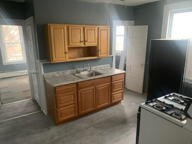Foto del edificio - 2352 Barnum Ave