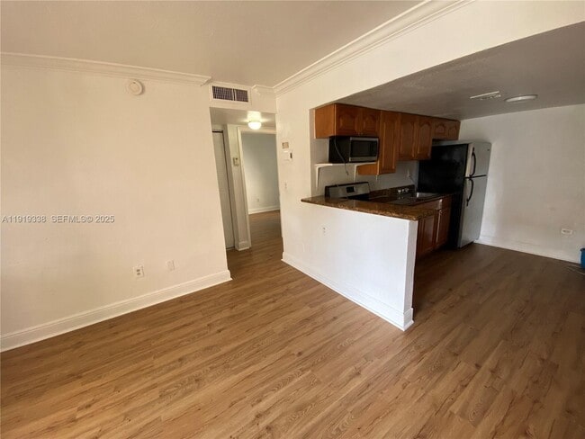 Foto del edificio - 241 S Royal Poinciana Blvd