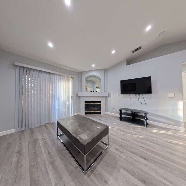 Foto del edificio - 1 BED 1 BATH CONDO 2nd FLOOR AT OPULENCE!