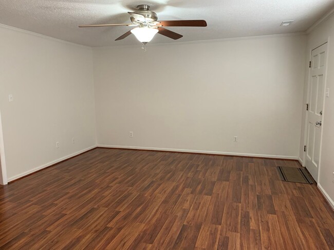Foto del edificio - 2 BEDROOM CHARMER-PRIVATE PATIO- 2 brm  2....