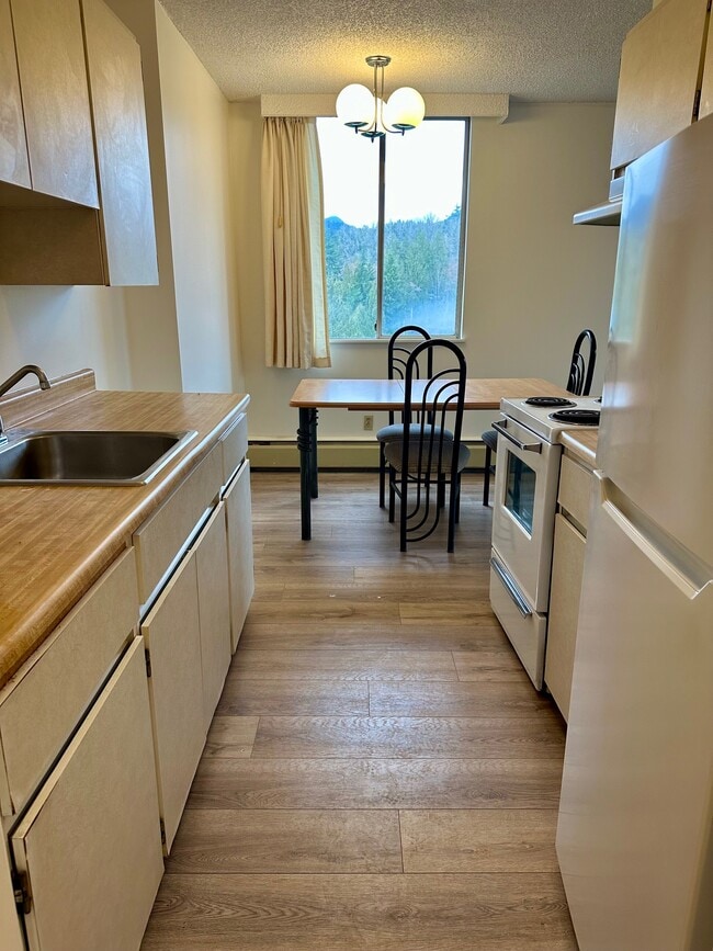 Building Photo - 2016 Fullerton Av