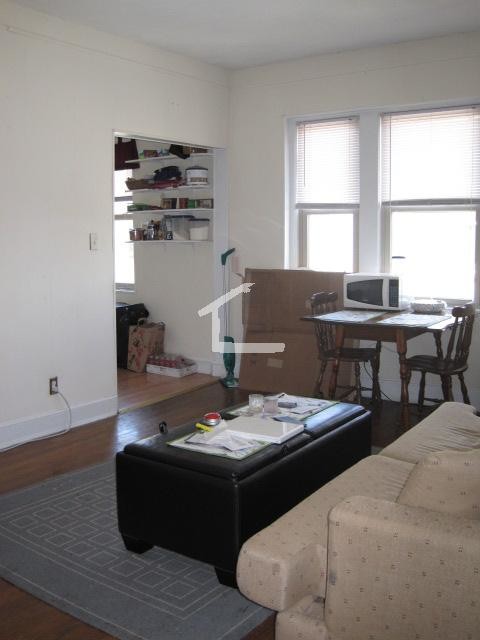 Building Photo - 264 Kelton St