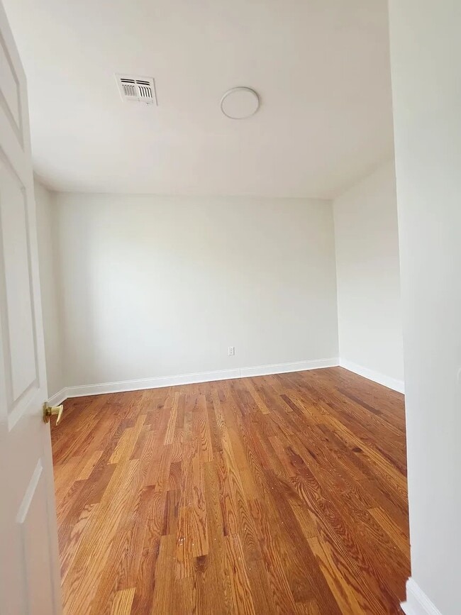 Building Photo - 162 Bergen Ave
