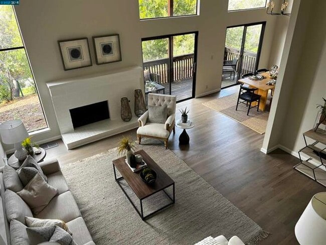 Building Photo - Light, Bright, Spacious Townhome in Summit...