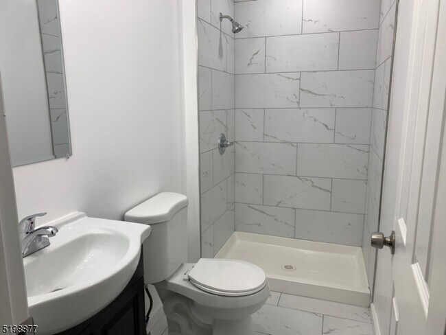 Foto del edificio - 146 Sherman Ave