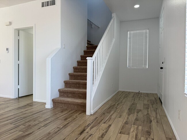 Building Photo - 51st Ave and Broadway, 3 bed, 2.5 bath, Fr...