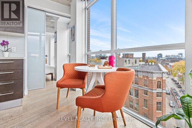 Building Photo - 318 King St E