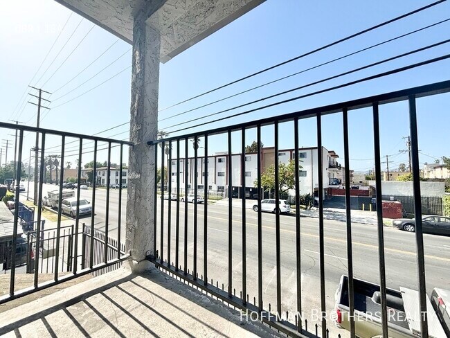 Foto del edificio - 2422 Venice Blvd.