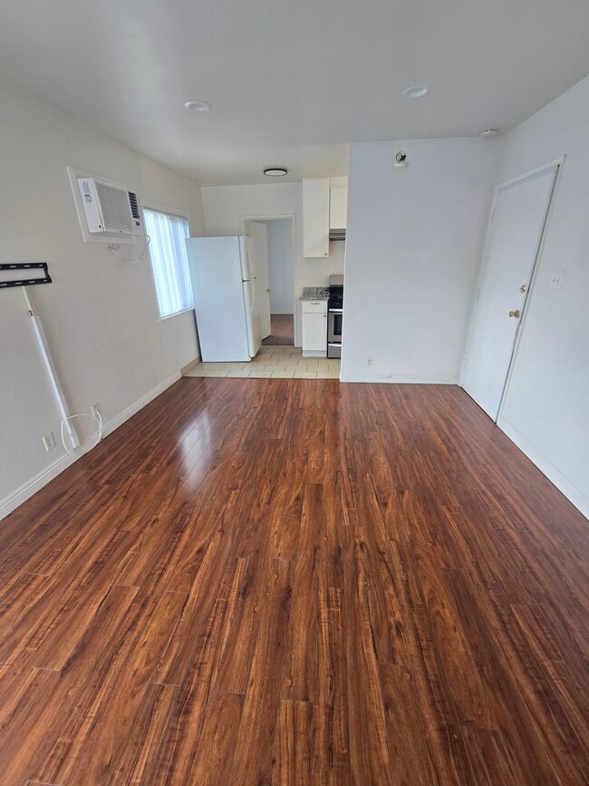 Building Photo - 1818 W Victory Blvd