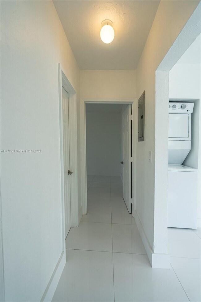 Foto del edificio - 7935 Crespi Blvd