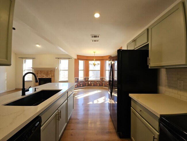 Foto del edificio - NEW IN MANAGEMENT - AVAILABLE NOW!