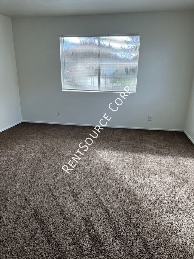 Building Photo - 2 Bedroom 1 Bathroom Condo in Palmdale