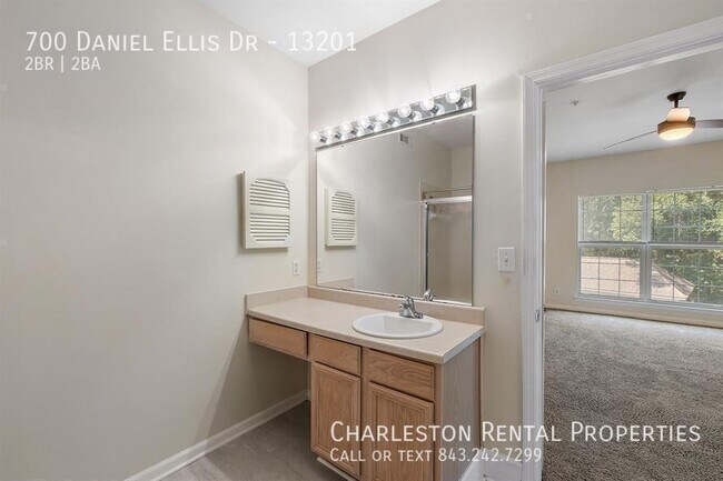Building Photo - 700 Daniel Ellis Dr